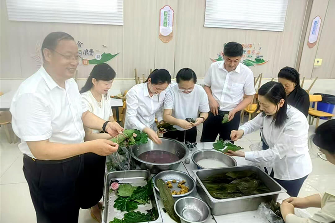 粽叶飘香迎端午 凝心聚力暖同行 ——工行临沂分行工会开展端午包粽子活动